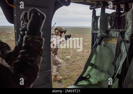 Le contrôleur d'attaque de terminal conjoint et les Marines d'infanterie affectés au bataillon 1st, 7th Marine Regiment, 1st Marine Division formés pendant l'exercice Garnet Rattler au premier Orchard combat Training Centre de l'Idaho et dans les champs de Saylor Creek, du 11 au 29 avril 2022. L'exercice est une mission conjointe entre les Marines des États-Unis, les soldats de la Garde nationale de l'armée de l'Idaho, les 124th gardes-fighter Wing et les 366th aviateurs de la base aérienne de Mountain Home pour former et qualifier les JTAC de la Marine à être plus efficaces et létaux dans un environnement d'entraînement réaliste. Les gammes de l'Idaho prennent en charge cet environnement réaliste. O Banque D'Images