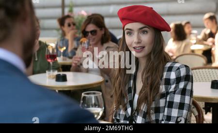 Emily à Paris Lily Collins Banque D'Images