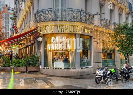 Café Varela orné de lumières de Noël, Madrid, Espagne Banque D'Images