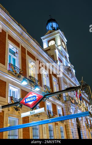 Panneau de métro sol et Maison Royale de la poste (Real Casa de Correos), Puerta del sol, Madrid, Espagne Banque D'Images