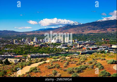 Centre-ville de Reno, Nevada, avec hôtels, casinos et montagnes environnantes Banque D'Images