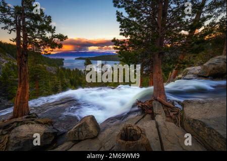 Coucher de soleil au-dessus de Lower Eagle Falls et Emerald Bay, Lake Tahoe, Californie Banque D'Images