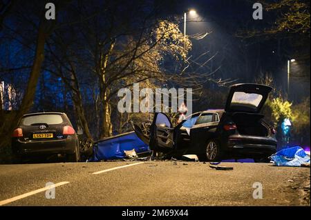 Lifford Lane, Birmingham, 2 janvier 2023 - six personnes ont été blessées dans un accident de trois véhicules à Birmingham. Trois ont été grièvement blessées, dont deux femmes sur Lifford Lane dans le quartier Kings Norton de la ville lundi soir. DÉCLARATION DE WMAS : « nous avons été appelés à une collision routière impliquant trois voitures à proximité de Worcester et Birmingham canal, Kings Norton à Birmingham. Quatre ambulances, deux agents paramédicaux et l'équipe de SOINS DES West Midlands se sont rendus sur les lieux. A notre arrivée, nous avons trouvé six patients des trois voitures. Crédit : arrêtez Press Media/Alamy Live News Banque D'Images