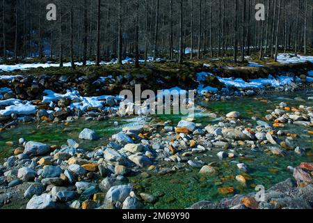 Rivière d'eau blanche Verzasca, Tessin, Suisse Banque D'Images