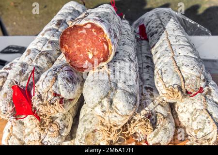 Saucisses de porc séchées traditionnelles sur le marché français - la Roche Posay, Vienne (86), France. Banque D'Images