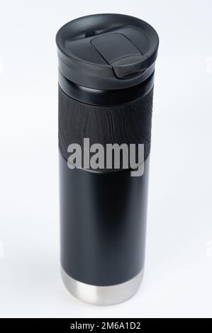 Tasse noire vue en perspective isolée sur l'arrière-plan du studio Banque D'Images