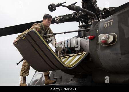 ÉTATS-UNIS Armée 1st le lieutenant Samuel Eastridge, pilote du 1st Bataillon 149th Aviation Regiment, effectue des vérifications post-vol sur un hélicoptère Apache AH-64 après son arrivée pour le Great Texas Airshow le 21 avril 2022, à la base interarmées San Antonio-Randolph, Texas. États-Unis Air Force célèbre son anniversaire de 75th avec un grand spectacle aérien du Texas comme événement clé. Le salon de l'aviation présente les États-Unis L’Escadron de démonstration aérienne de la Force aérienne « Thunderbirds » se produit pour que les gens affichent la fierté, la précision et le professionnalisme des États-Unis La force aérienne représente. À travers des spectacles aériens et des autovols, ils ont pour but d'exciter et d'inspirer. Banque D'Images