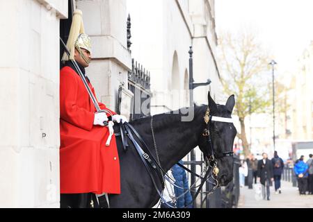 Un gardien de chevaux devant l'entrée de Horse Guards Parade sur Whitehall, Londres, Royaume-Uni Banque D'Images