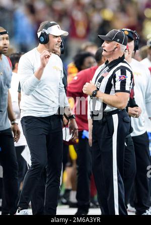 Arlington, Texas, États-Unis. 2nd janvier 2023. Lincoln RILEY, entraîneur-chef de l'USC Trojans, parle à un responsable du jeu. (Image de crédit : © Gregory Dodds/ZUMA Press Wire) Banque D'Images