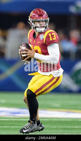 Arlington, Texas, États-Unis. 2nd janvier 2023. Le quarterback de l'USC Trojans CALEB WILLIAMS (13) recherche les récepteurs ouverts. (Image de crédit : © Gregory Dodds/ZUMA Press Wire) Banque D'Images