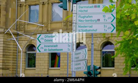 Panneaux de direction dans la ville de Francfort - FRANCFORT, ALLEMAGNE - 12 JUILLET 2022 Banque D'Images