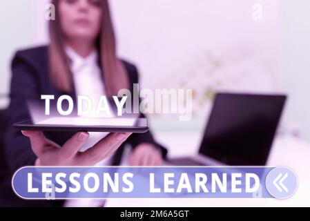 Affichage conceptuel leçons apprises, concept d'entreprise promouvoir partager et utiliser les connaissances issues de l'expérience Banque D'Images