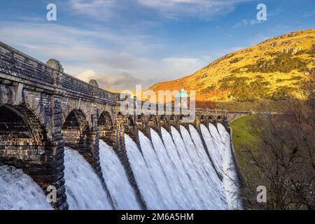 Le barrage de Craig Goch Reservoir dans la vallée d'Elan, Powys, pays de Galles Banque D'Images