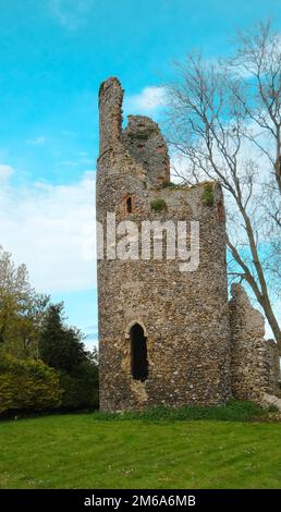 Une photo verticale de la rue L'église de Marie dans un hameau appelé Kirby Bedon en Angleterre Banque D'Images