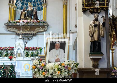 Une photo du regretté Pape à l'Eglise du Saint Rosaire lors de l'hommage à la mort du Pape émérite Benoît XVI Le regretté Pape émérite Benoît XVI est décédé le 31 décembre 2022 à l'âge de 95 ans au Monastère Mater Ecclesiae, dans la Cité du Vatican. Banque D'Images