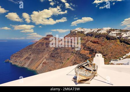 Un bateau sur le toit à Firostefani dans l'île de Santorini, Grèce Banque D'Images