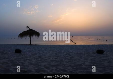 Superbe lever du soleil sur la mer Banque D'Images