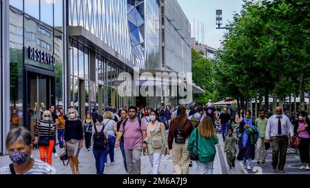 Zone piétonne populaire et quartier commerçant de Francfort appelé rue Zeil - FRANCFORT, ALLEMAGNE - 12 JUILLET 2022 Banque D'Images