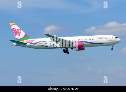 Vol de l'avion Boeing 767 de Sunday Airlines. Compagnie aérienne charter du Kazakhstan Sunday Airline avion 767. Banque D'Images