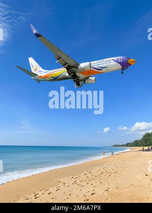NOK Air Boeing 737 avion survolant la plage de Mai Khao près de l'aéroport de Phuket. Avion 737-800 de NokAir Thailande (NOK Air Thailand). Banque D'Images