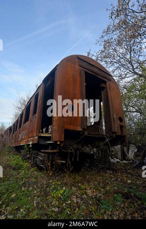 Des wagons de chemin de fer à redondance et désaffectés ont été vandalisés et couverts de graffitis, Bucarest, Roumanie Banque D'Images