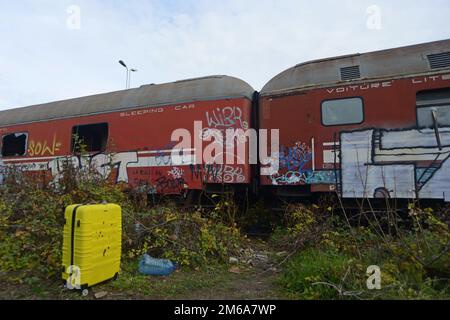 Des wagons-lits de chemin de fer à double et désuet ont été vandalisés et couverts de graffitis, Bucarest, Roumanie Banque D'Images