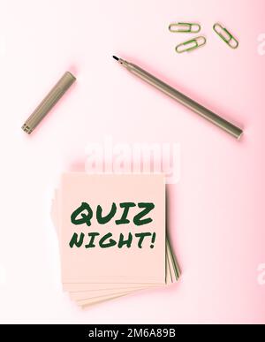 Légende du texte présentant Quiz Night. Concours de connaissances de test de soirée entre les individus Banque D'Images