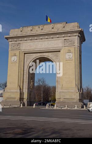 Arcul de TRIUMF, Arche de Triumphal, Bucarest, conçu par Petre Antonescu, commémorant la victoire roumaine en WW1 et le couronnement du roi Ferdinand, Banque D'Images