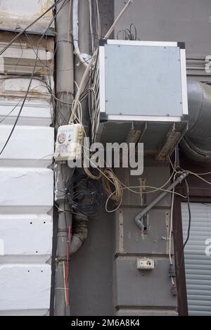 Un agencement désordonné de câbles haut débit pour téléphone et Internet dans la rue de Bucarest, Roumanie Banque D'Images