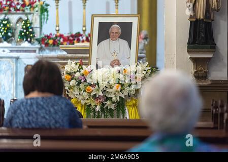 Bangkok, Thaïlande. 3rd janvier 2023. Un dévot catholique prie devant la photo du regretté Pape à l'Église Saint-Rosaire lors de l'hommage à la mort du Pape émérite Benoît XVI Le regretté Pape émérite Benoît XVI est décédé le 31 décembre 2022 à l'âge de 95 ans au Monastère Mater Ecclesiae, dans la Cité du Vatican. (Credit image: © Peerapon Boonyakiat/SOPA Images via ZUMA Press Wire) Banque D'Images