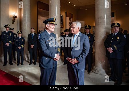 Charles R. Alexander, Jr. (à droite), surintendant, cimetière national d'Arlington, parle avec Thomas manger (à gauche), chef de police, police du Capitole des États-Unis dans la salle d'exposition de l'amphithéâtre Memorial au cimetière national d'Arlington, Arlington, Virginie, le 21 avril 2022. Le manager venait de participer à une cérémonie de dépôt de couronnes d'honneur au Tombeau du soldat inconnu. Armée AMÉRICAINE, USA, anc, cimetière national d'arlington, Banque D'Images
