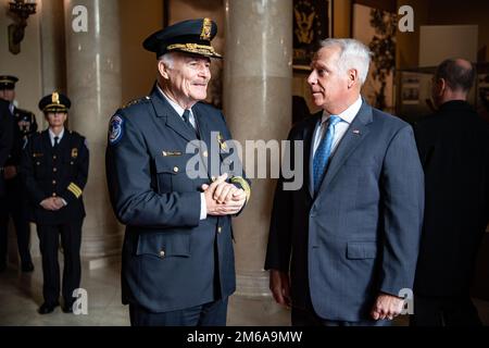 Charles R. Alexander, Jr. (à droite), surintendant, cimetière national d'Arlington, parle avec Thomas manger (à gauche), chef de police, police du Capitole des États-Unis dans la salle d'exposition de l'amphithéâtre Memorial au cimetière national d'Arlington, Arlington, Virginie, le 21 avril 2022. Le manager venait de participer à une cérémonie de dépôt de couronnes d'honneur au Tombeau du soldat inconnu. Armée AMÉRICAINE, USA, anc, cimetière national d'arlington, Banque D'Images