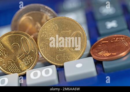 Pièces en euros sur une calculatrice de poche Banque D'Images