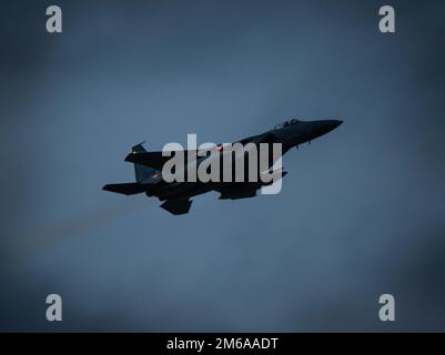 Un aigle F-15C du 123rd Escadron de chasseurs prend son envol de la base de la Garde nationale aérienne de Portland, en Oregon, pendant les opérations de vol de nuit, à 21 avril 2022. Le vol de nuit est une condition essentielle pour les manœuvres de compétition de nuit du pilote de la Garde nationale aérienne de l'Oregon. Banque D'Images