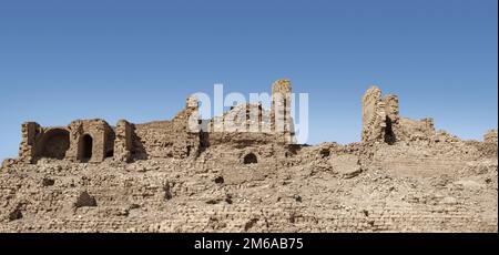 Murs d'enceinte à Medinet Habu, Cisjordanie, Louxor, Égypte Banque D'Images