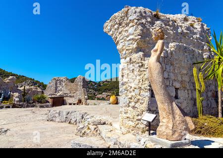 Eze, France - 1 août 2022 : sculpture de la déesse Barbara par Jean-Philippe Richard dans le jardin botanique exotique le jardin de l'Exotique sur la colline du château Banque D'Images