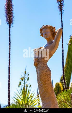 Eze, France - 1 août 2022 : sculpture de la déesse Margot de Jean-Philippe Richard dans le jardin botanique exotique le jardin de l'Exotique de la ville d'Eze Banque D'Images