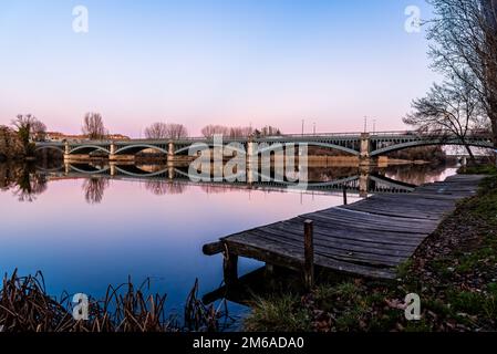 Pier et Enrique Estevan Iron Bridge se réfléchit sur la rivière Tormes au coucher du soleil à Salamanque, Castilla Leon, Espagne. Également appelé New Bridge Banque D'Images