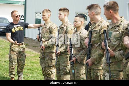 (À gauche) le Sgt. 1st classe Erich Friedlein, officier non commandant en charge du Programme d’évaluation des Rangers et des sapeurs-officiers, discute de la façon appropriée dont les soldats et les aviateurs traverseraient le Credo des Rangers pendant le PRAR sur 21 avril 2022, à fort Indiantown Gap, Pa. 30 soldats et aviateurs ont lancé le défi de passer par l'intense PRAR Banque D'Images