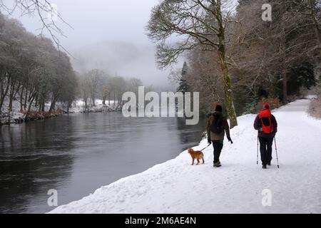 Dunkeld, Écosse, Royaume-Uni. 3rd janvier 2023. La température augmente lentement et la neige d'hiver récente commence à fondre et se transforme en neige fondante. Marcheurs sur le sentier de la rivière Tay à Dunkeld avec peu de brouillard et de bruine. Crédit : Craig Brown/Alay Live News Banque D'Images