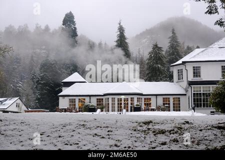 Dunkeld, Écosse, Royaume-Uni. 3rd janvier 2023. La température augmente lentement et la neige d'hiver récente commence à fondre et se transforme en neige fondante. Lente fonte autour de Dunkeld House Hotel avec peu de brouillard et de bruine. Crédit : Craig Brown/Alay Live News Banque D'Images