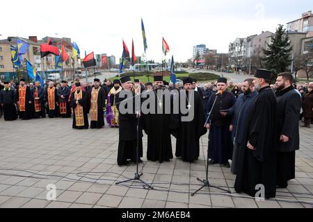 IVANO-FRANKIVSK, UKRAINE - Le 1 JANVIER 2023 - Des Prêtres Assistent à ...