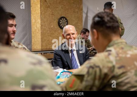 ÉTATS-UNIS Le sénateur Rick Scott a un déjeuner avec les États-Unis Des soldats de Floride affectés au 3rd Bataillon, 66th Armored Regiment, 1st Infantry Division, qui sont de Floride, lors de sa visite au Camp Hurkus près de Pabrade, Lituanie 21 avril 2022. La Division d’infanterie de 1st compte parmi les autres unités affectées au V corps, le corps de déploiement avancé des États-Unis en Europe, qui travaille aux côtés des alliés de l’OTAN et des partenaires de sécurité régionaux pour fournir des forces crédibles au combat ; exécute des exercices d’entraînement conjoints, bilatéraux et multinationaux ; Et assure le commandement et le contrôle des unités de rotation et affectées dans le théâtre européen. Banque D'Images