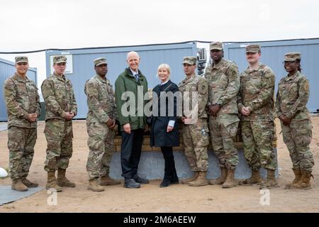 ÉTATS-UNIS Le sénateur Rick Scott a un déjeuner avec les États-Unis Des soldats de Floride affectés au 3rd Bataillon, 66th Armored Regiment, 1st Infantry Division, qui sont de Floride, lors de sa visite au Camp Hurkus près de Pabrade, Lituanie 21 avril 2022. La Division d’infanterie de 1st compte parmi les autres unités affectées au V corps, le corps de déploiement avancé des États-Unis en Europe, qui travaille aux côtés des alliés de l’OTAN et des partenaires de sécurité régionaux pour fournir des forces crédibles au combat ; exécute des exercices d’entraînement conjoints, bilatéraux et multinationaux ; Et assure le commandement et le contrôle des unités de rotation et affectées dans le théâtre européen. Banque D'Images