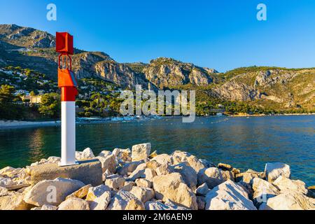 Eze, France - 1 août 2022: Port de plaisance et port de plaisance de Silva Maris dans la station balnéaire d'Eze sur Mer avec les montagnes et les pentes des Alpes sur la Côte d'Azur Banque D'Images