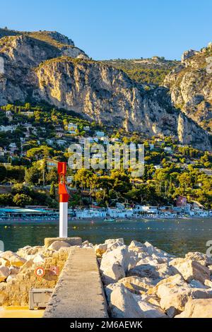 Eze, France - 1 août 2022: Port de plaisance et port de plaisance de Silva Maris dans la station balnéaire d'Eze sur Mer avec les montagnes et les pentes des Alpes sur la Côte d'Azur Banque D'Images