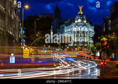 Feux de signalisation sur la rue Gran via la nuit Banque D'Images