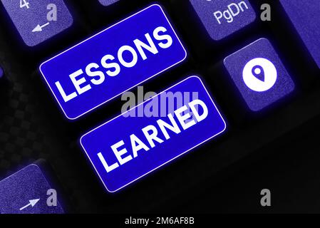 Écriture affichant le texte leçons apprises, Word pour promouvoir partager et utiliser les connaissances issues de l'expérience Banque D'Images