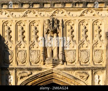 Détail porche de l'église paroissiale en pierre de Saint Pierre et Paul, Lavenham, Suffolk, Angleterre, Royaume-Uni Banque D'Images