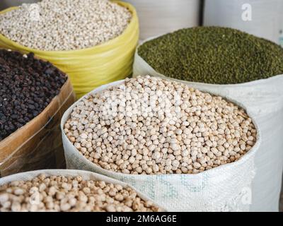 Sacs et bols aux épices parfumées au marché par temps ensoleillé et clair. Gros plan, plein air, pas de personne. Concept de nourriture savoureuse et saine Banque D'Images